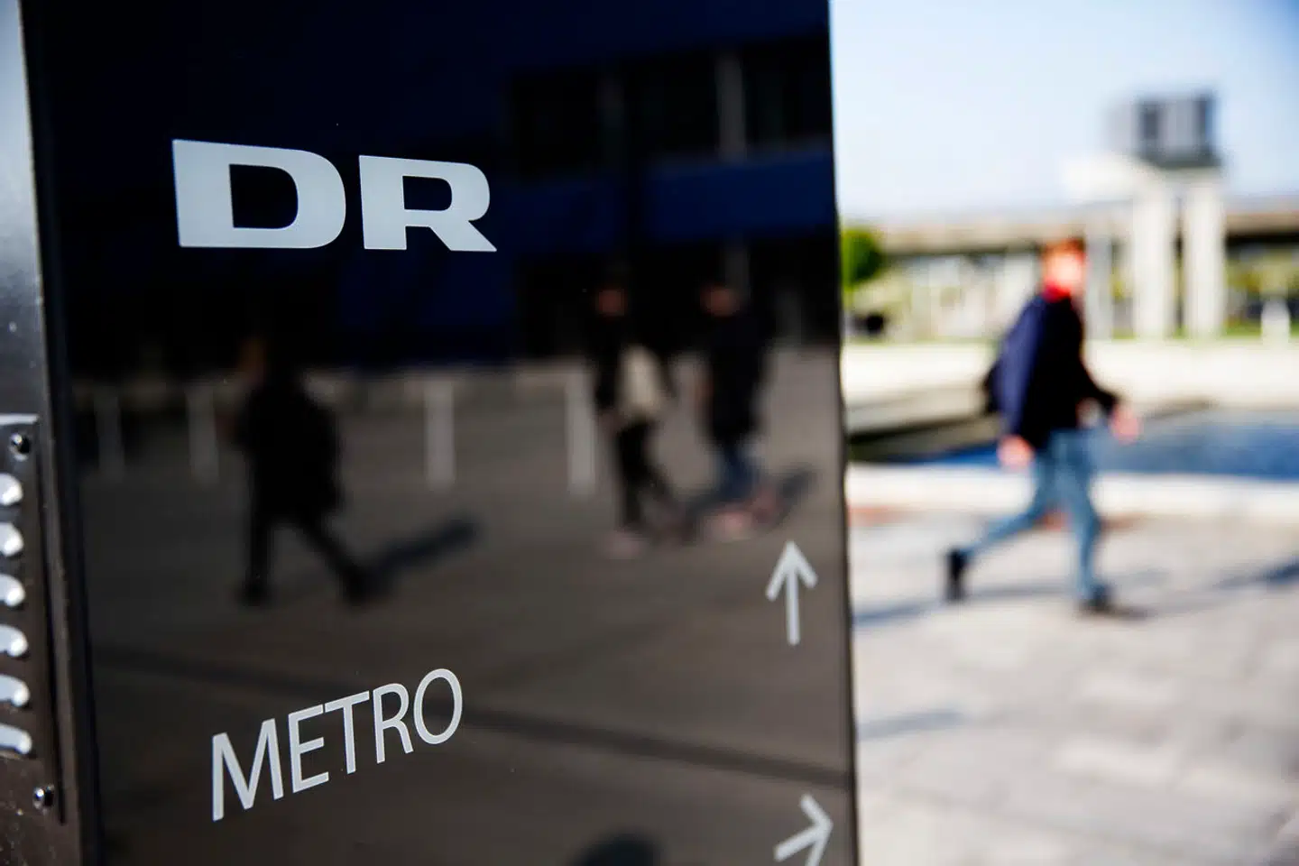 Hvorfor sender I ikke en time om kultur, en time om erhvervslivet og en time om klimaet om søndagen, spørger Lotte Hansen Danmarks Radio om.