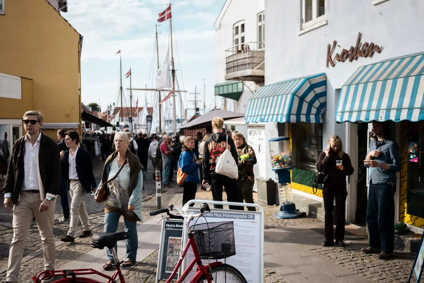 Hvert år tager politikere, lobbyister, topchefer, debattører, aktivister og almindelige borgere til Allinge på Bornholm for at fejre og udfordre det danske demokrati. De seneste år har Folkemødet dog været omgivet af slagsmål til højre og venstre.