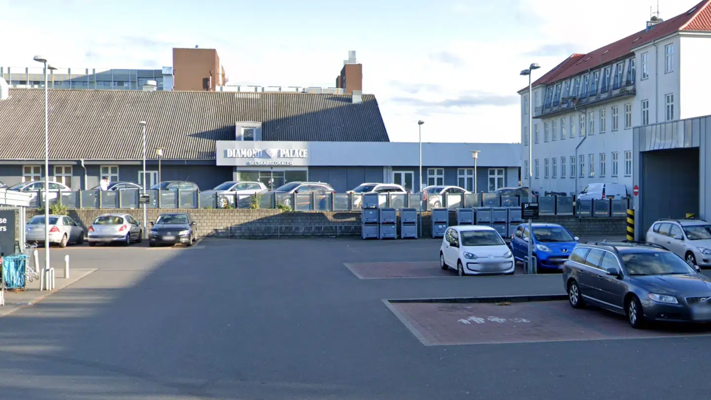 Her er selskabslokalet, Diamond Palace, som skaber vrede hos naboer på grund af de larmende festdeltagere, som stedet tiltrækker.