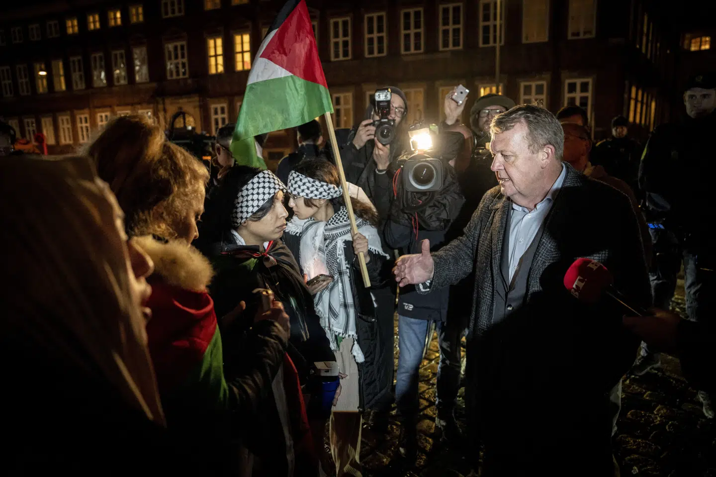 I forbindelse med et fakkeloptog, som markerede Krystalnatten i Nazityskland, mødte personer med palæstinensiske flag op og fik en samtale med udenrigsminister Lars Løkke Rasmussen (M). Nogle ord førte til en straffesag, som torsdag er afgjort. (Arkivfoto)