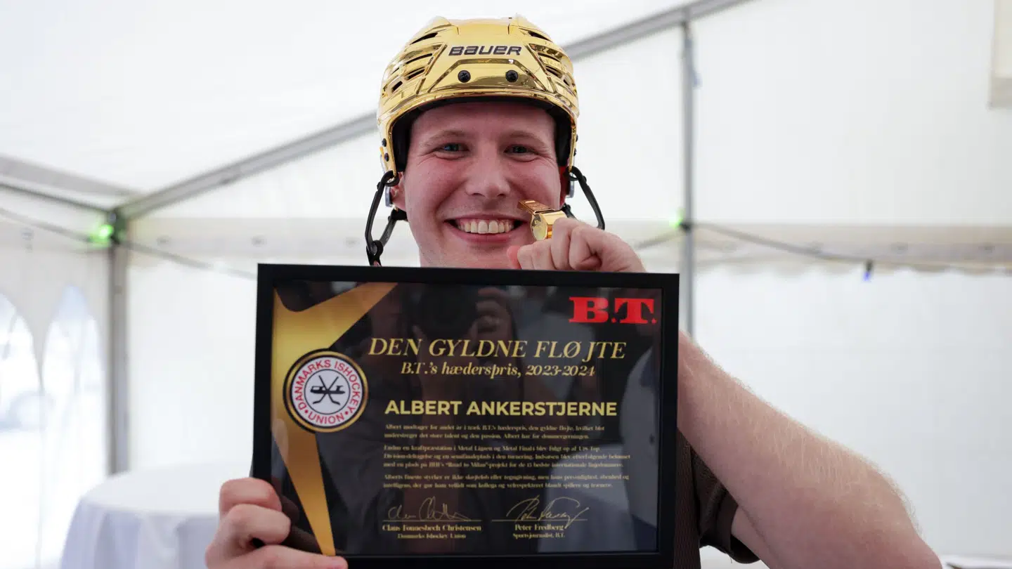 Albert Ankerstjerne kan sagtens være glad. Her er han med B.T.s Gyldne Fløjte, guldhjelmen og diplom. For andet år i træk blev han kåret som årets ishockeydommer. Nu drømmer han om OL.