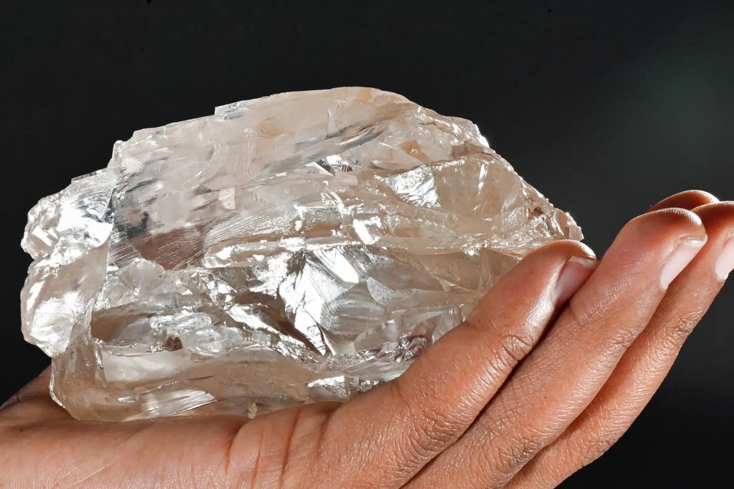 Her ses et billede fra det canadiske mineselskab Lucara Diamond Corp., der viser den 2.492 karat store rådiamant fra Karowe diamantmine i Botswana, udsendt den 22. august 2024. Den blev fundet i Karowe diamantminen, beliggende i det nordøstlige Botswana, cirka 430 kilometer fra hovedstaden Gaborone. EPA/LUCARA DIAMOND HANDOUT HANDOUT EDITORIAL USE ONLY/NO SALES
