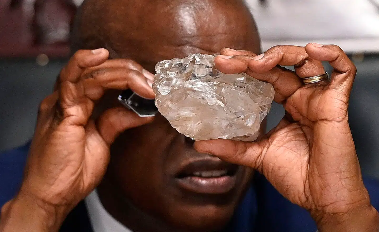 Botswanas præsident Mokgweetsi Masisi kan her ses studere diamanten, som blev fundet torsdag.