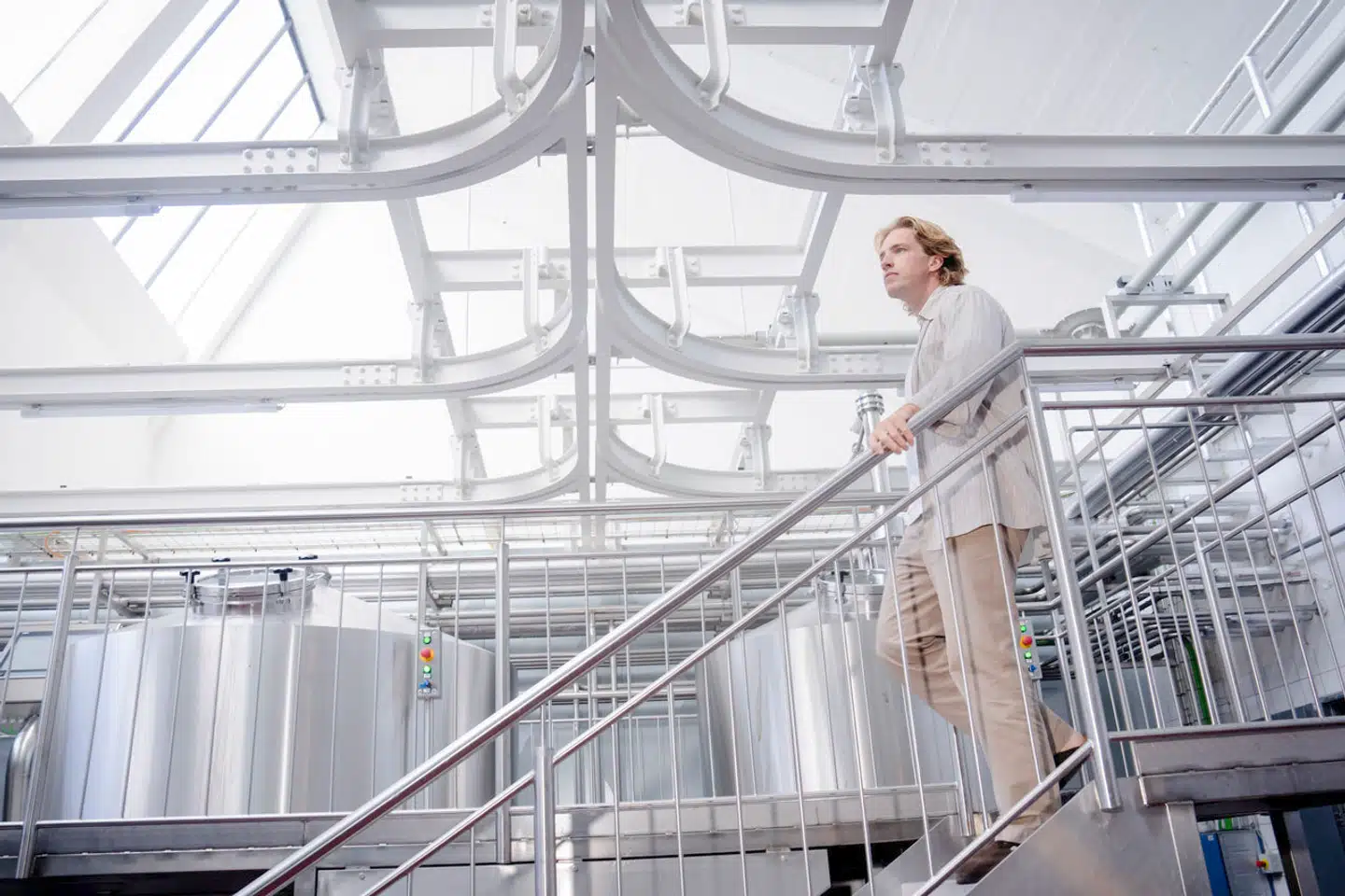 Philip Hulgaard opgav konsulentlivet for syv år siden. Nu ejer og driver han et bryggeri med +100 ansatte fordelt på fem lokationer og leder sideløbende festivalen O Days – en elektronisk festival på Refshaleøen.