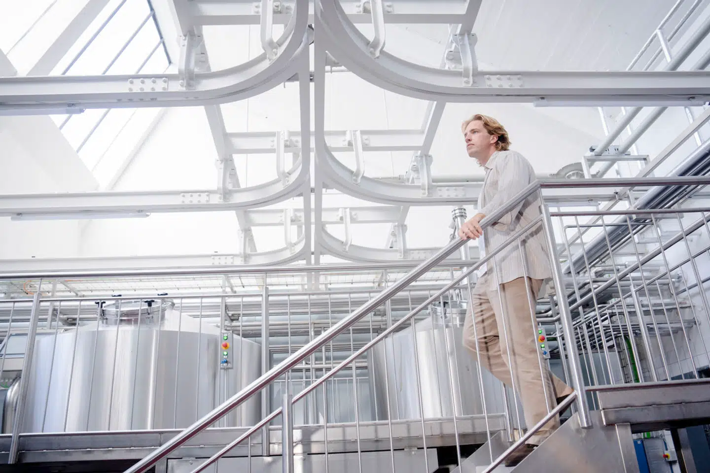 Philip Hulgaard opgav konsulentlivet for syv år siden. Nu ejer og driver han et bryggeri med +100 ansatte fordelt på fem lokationer og leder sideløbende festivalen O Days – en elektronisk festival på Refshaleøen.