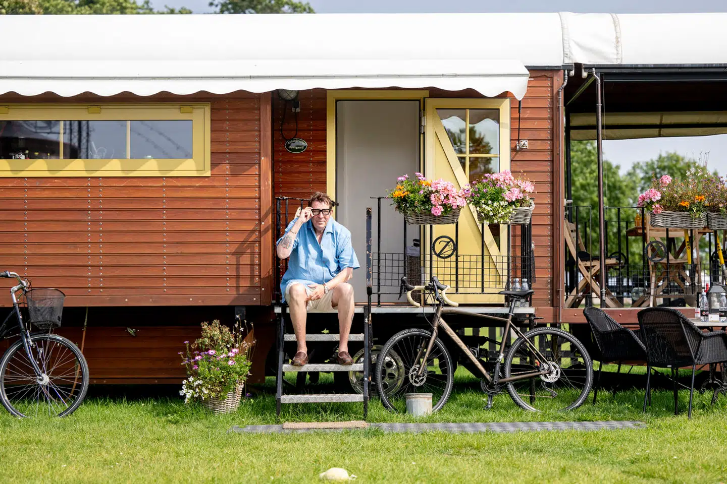Søren Østergaard foran den husvogn, der hver sommer er hans hjem i fireenhalv måned.