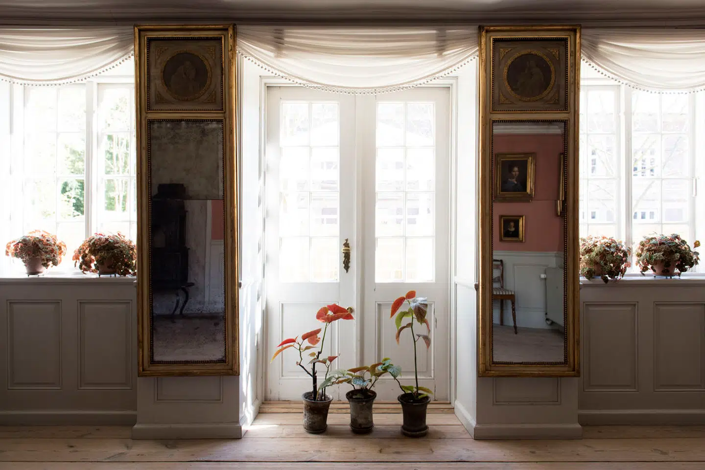 I disse stuer sad historiske superstjerner som H.C. Andersen og Adam Oehlenschläger. Det får man for lidt ud af.