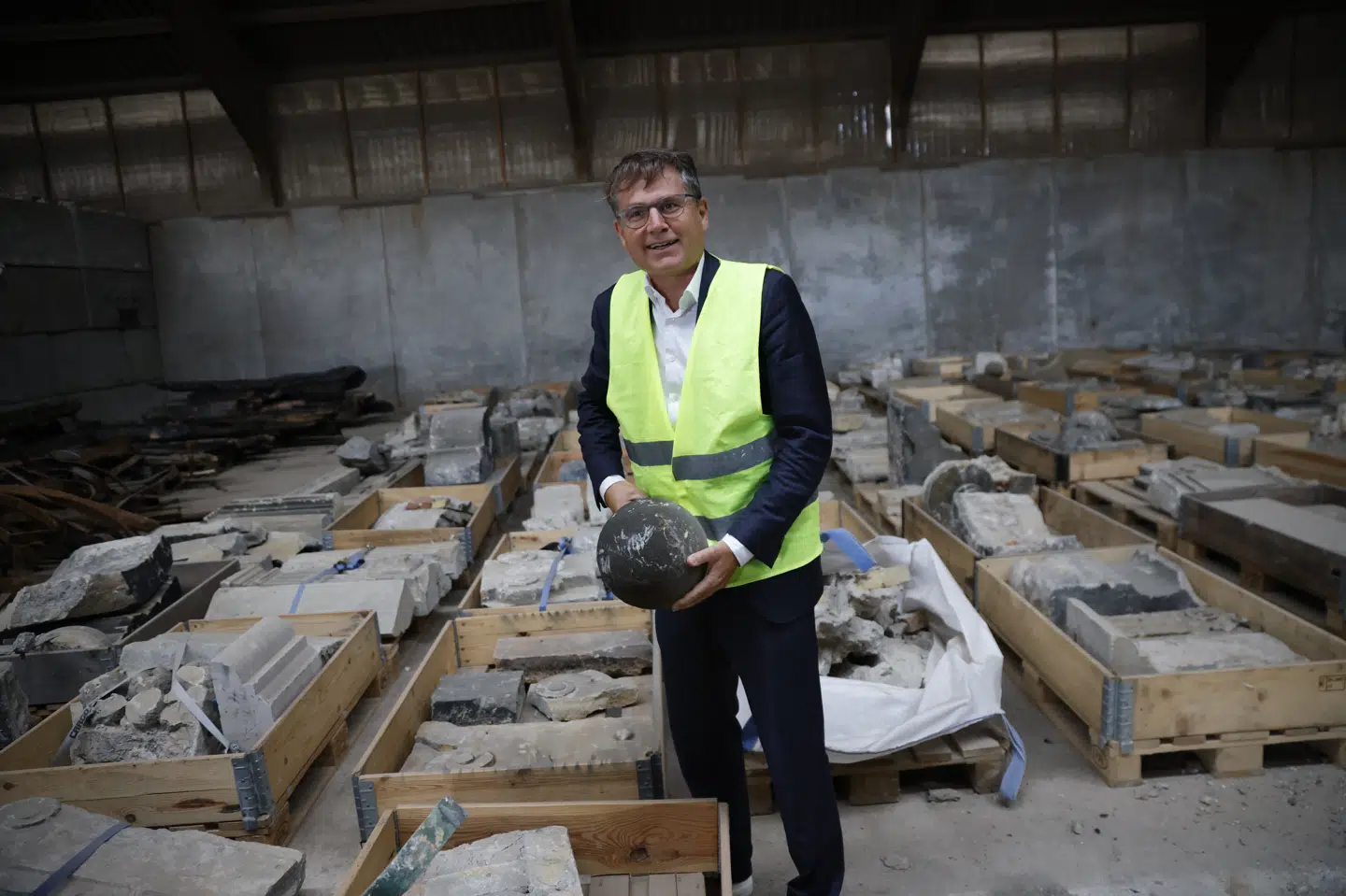 Direktør i Dansk Erhverv Brian Mikkelsen besøger virksomheden Norrecco på Prøvestenen i København fredag den 23. august 2024. Virksomheden spillede en aktiv og central rolle i hjælpearbejdet i forbindelse med branden i Børsen 16. april. Virksomheden modtog blandt andet dele af kobbertaget, mursten og figurer fra Børsen med henblik på restaurering.