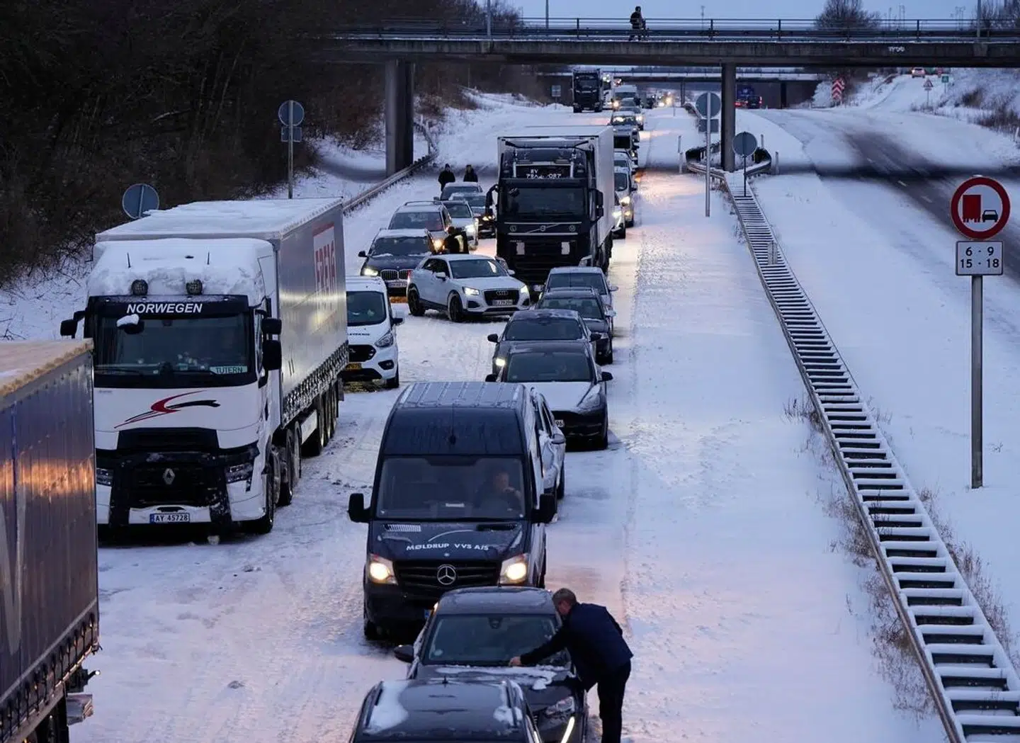 Bilister sad fast i deres biler på motorvej E45 ved Randers 4. januar i år. Situationen kan nu få følger helt ind i regeringen.