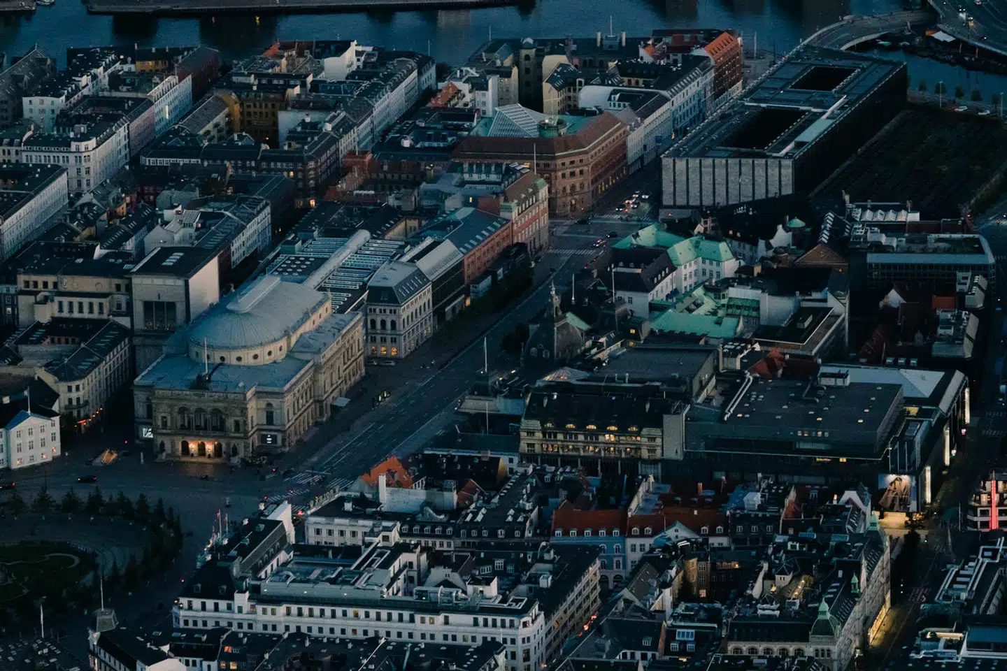 Ifølge en amerikansk professor, der forsker i økonomisk kriminalitet, gemmer det mexicanske Sinaloa-kartel nogle af sine penge af vejen i københavnske storcentre og luksusejendomme, skriver Jyllands-Posten.