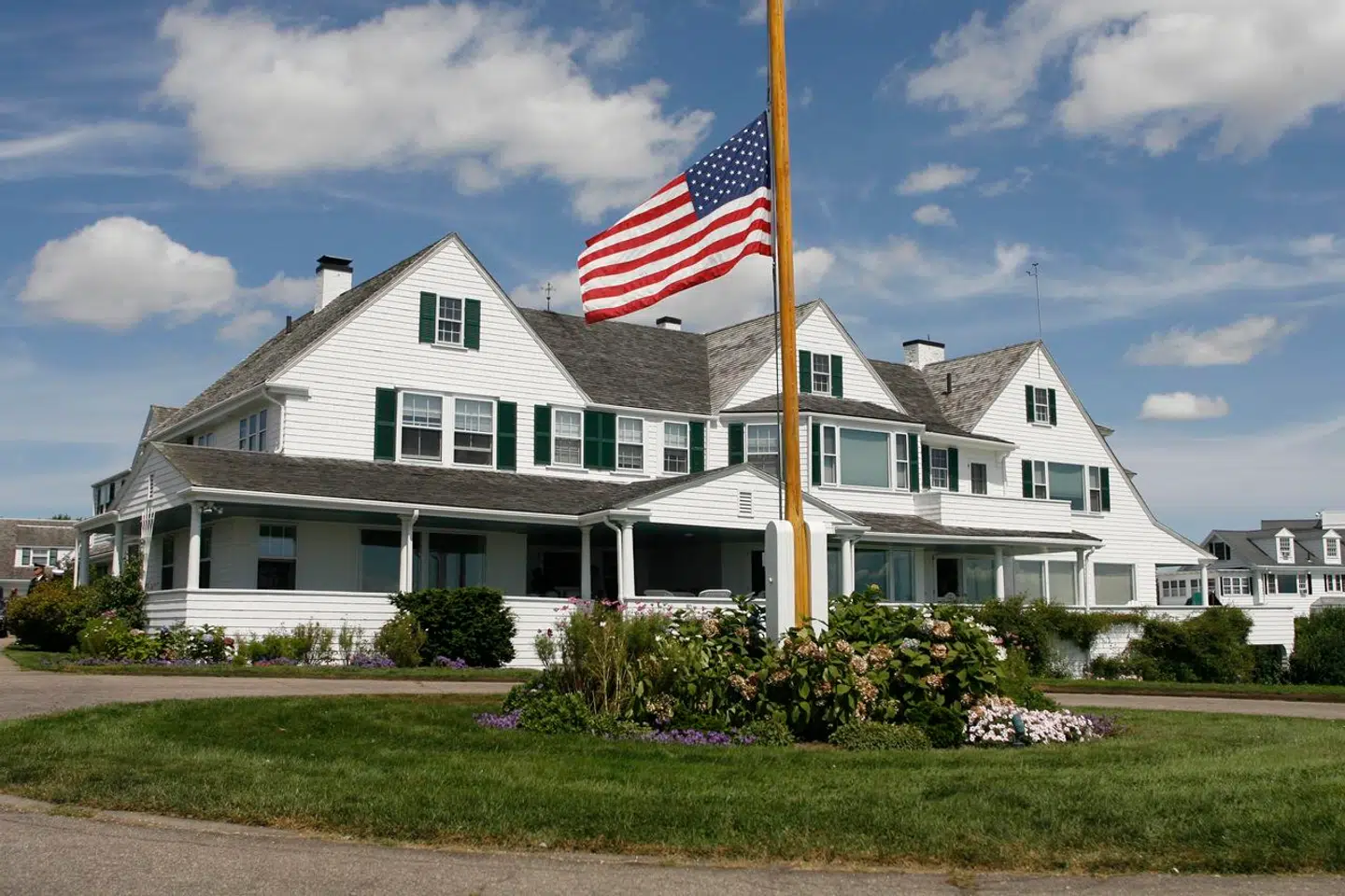 Kennedy-familiens samlingssted var i årtier Kennedy Compound, der ligger ved byen Hyannis Port i delstaten Massachusetts. Billedet er taget i 2009, hvor der flages på halv efter Edward Kennedys død.