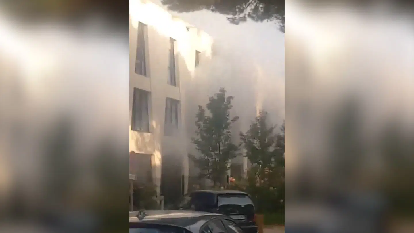 Politiets bomberyddere og efterforskningsenheder arbejder stadig på stedet.