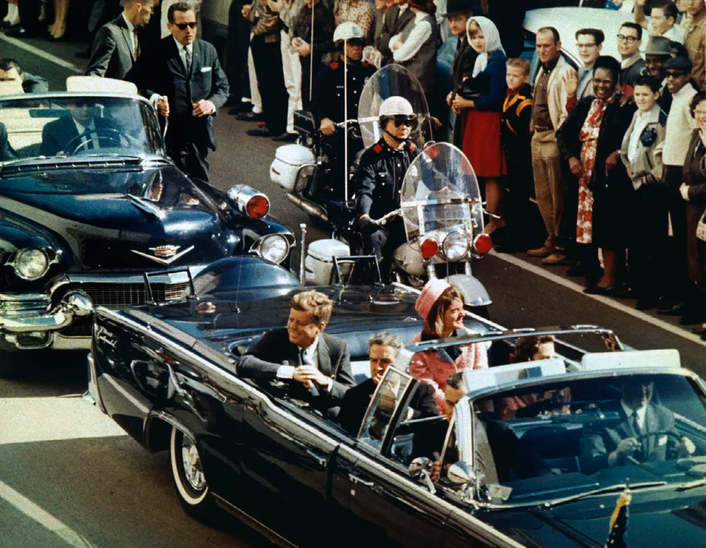 John F. Kennedy blev skudt under en paradekørsel i Dallas den 22. november 1963. Her ses præsidenten og præsidentfruen, Jacqueline Kennedy, kort før attentatet.