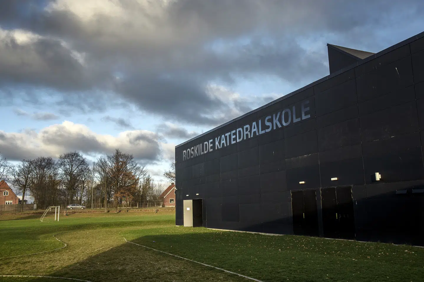 - Det er voldsomt. Det koster i størrelsesorden af seks millioner kroner, siger Claus Niller, som er rektor for Roskilde Katedralskole.