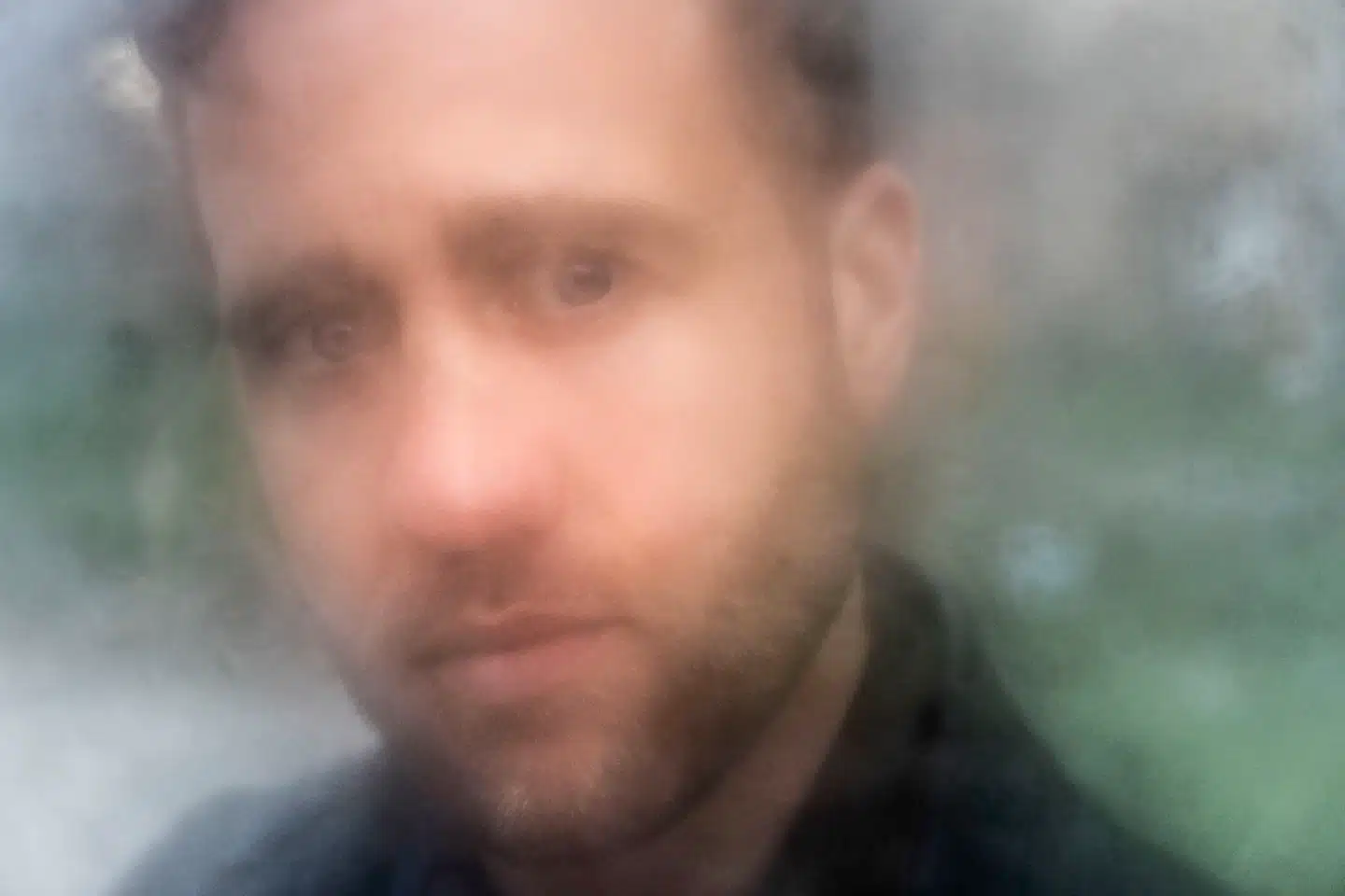 I to artikler i Berlingske har den tidligere scientolog Cyril Chiquet fortalt, hvordan han som 16-årig skrev under på en kontrakt med Scientologys eliteenhed »Sea Org« (også kaldet Søorganisationen, red.) for resten af sit liv. Årsagen var blandt andet, at hans forældre og søskende var i Scientology, og han var bange for at blive udstødt, hvis han sagde fra.