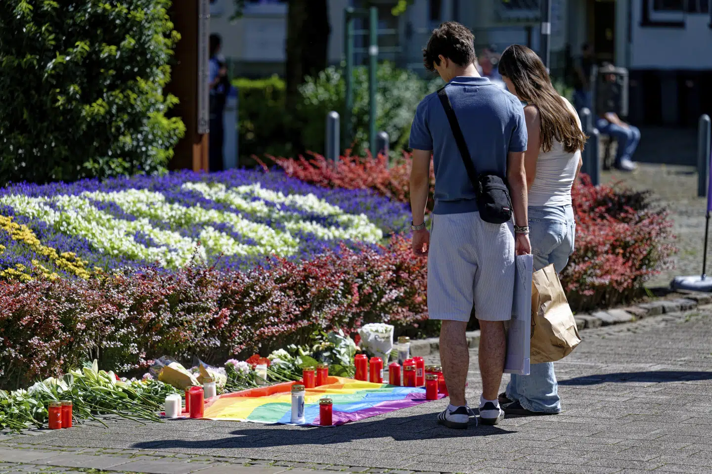 Flere har lagt blomster tæt på det sted, hvor et knivangreb skete fredag aften i byen Solingen. Tre mennesker blev dræbt.