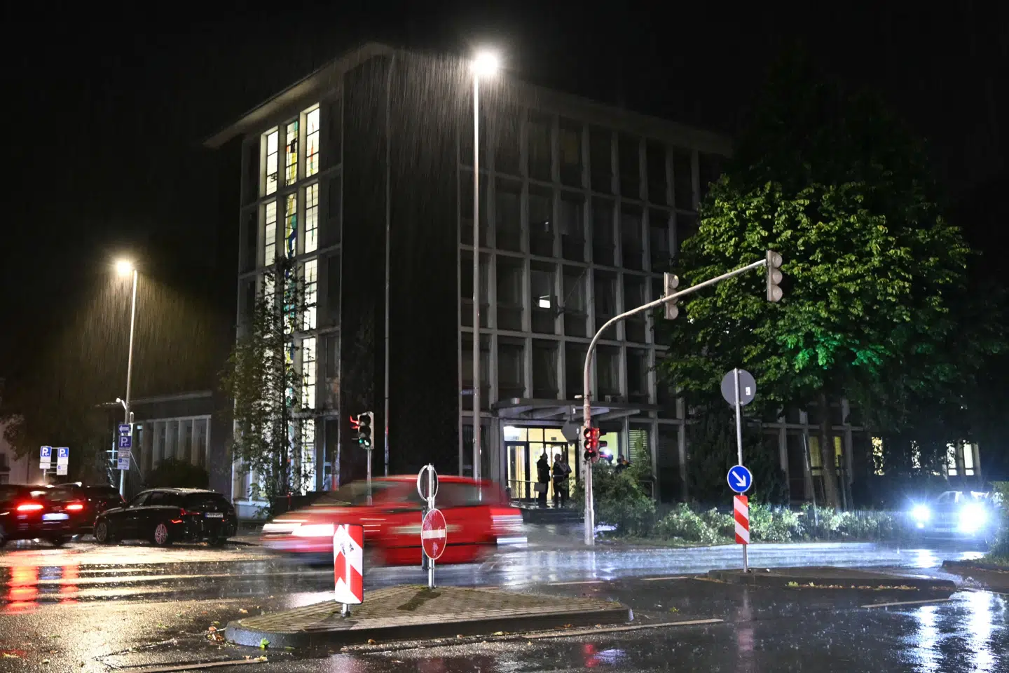 Tysk politi anholdte tidligere lørdag aften en person på et flygtningecenter i Solingen.