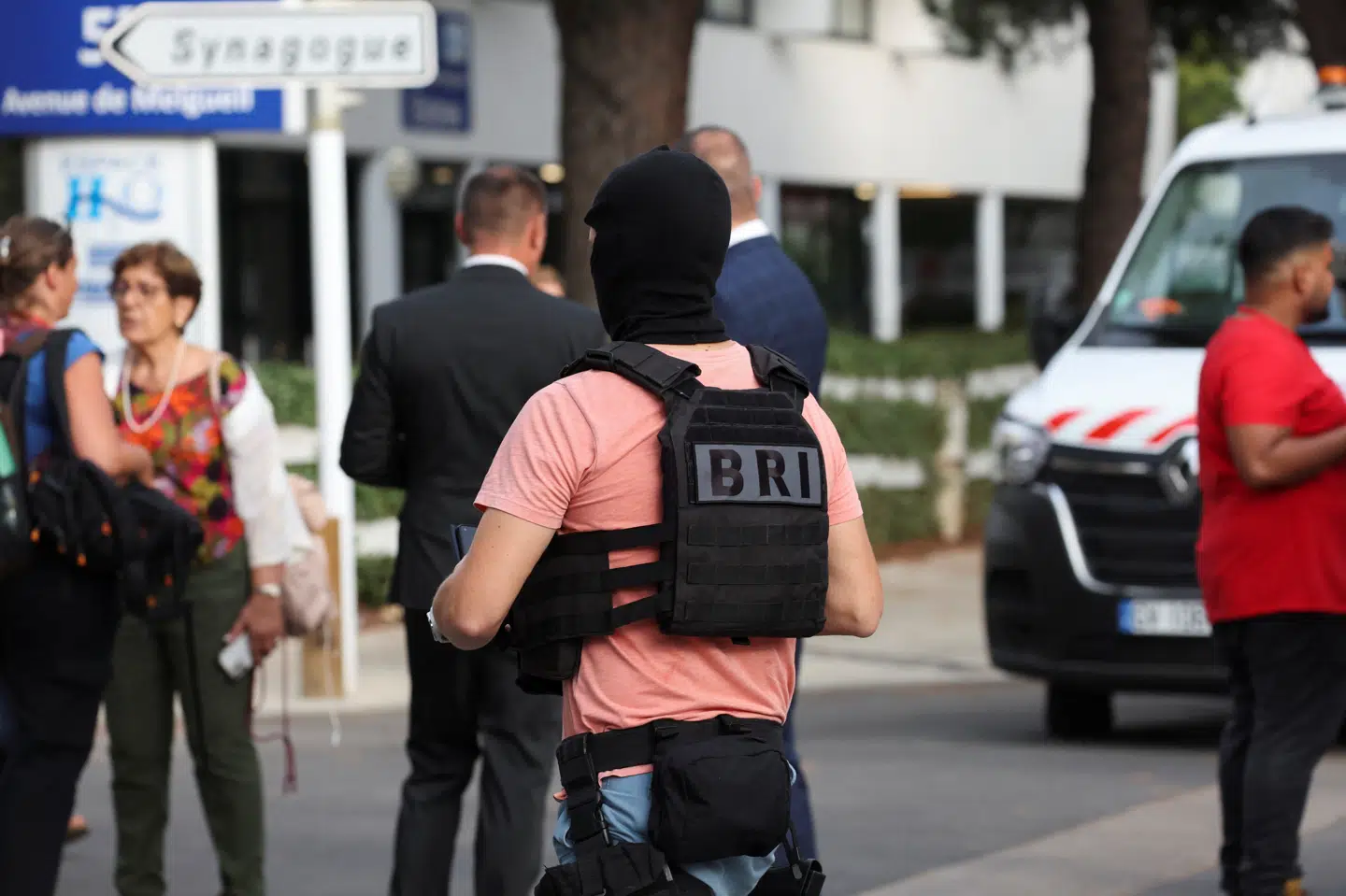Fransk politi står vagt ved en synagoge i La Grande-Motte, hvor der har været en eksplosion lørdag.
