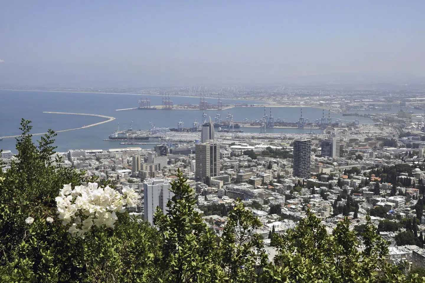 Haifa er et af de steder, hvor man søndag morgen kan høre varslingssirener. (Arkivfoto).