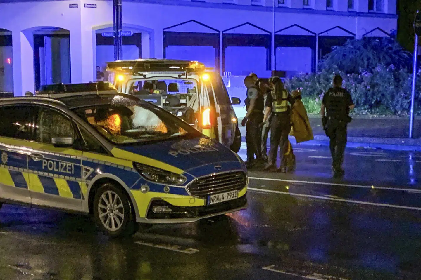 Billedet her viser en politiaktion sent lørdag aften i Solingen. Ifølge nyhedsbureauet dpa er det en mand, som bliver anholdt efter at have erkendt, at han stod bag knivangrebet til byfesten i Solingen.