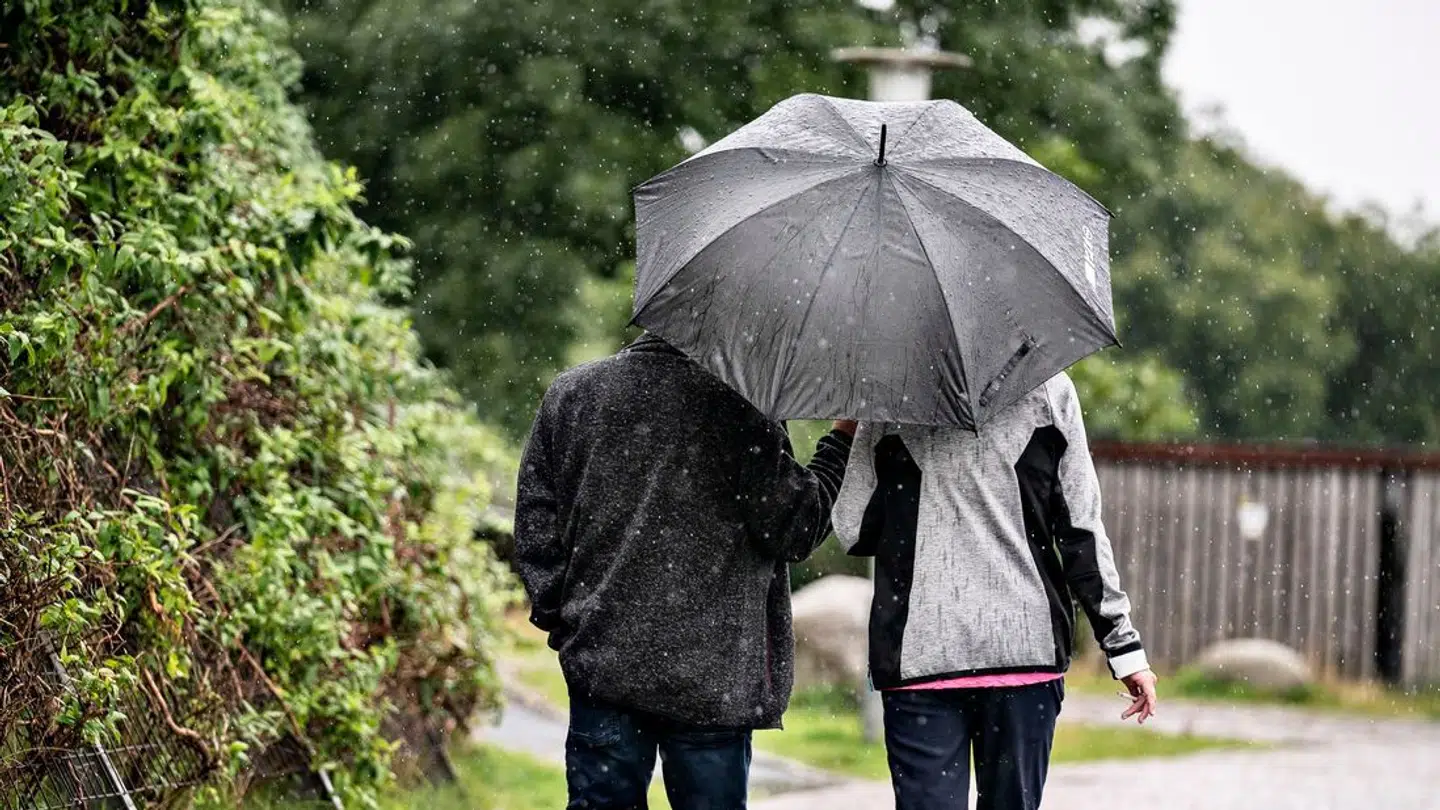Der kan blive brug for paraplyen igen først på søndagen.
