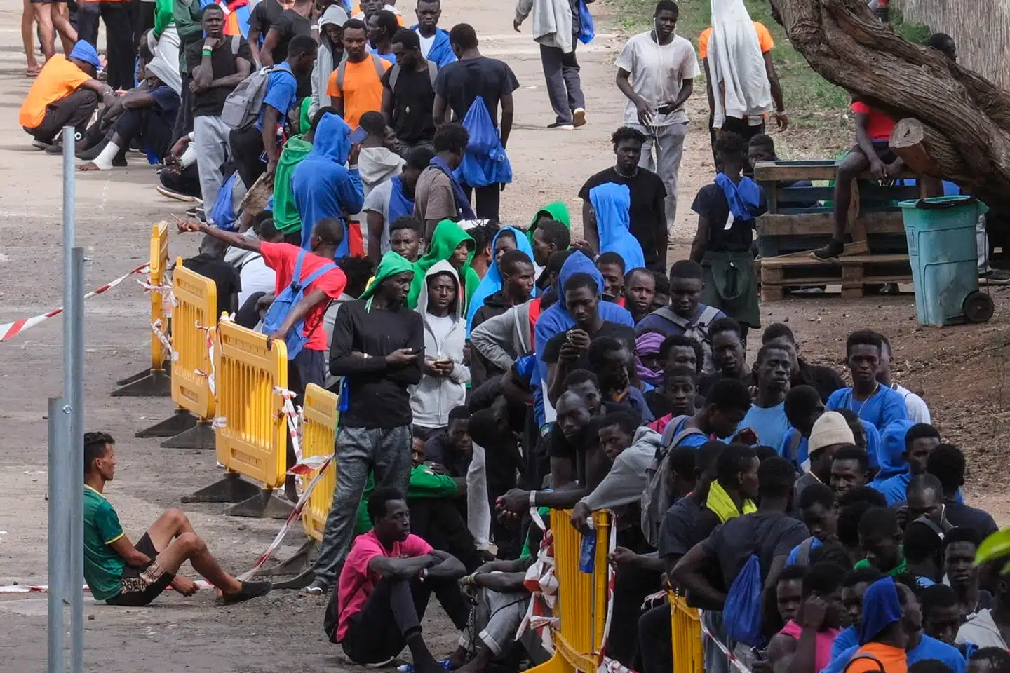 Migranter står i kø nær et modtagecenter på ferieøen Tenerife. Mens tilstrømningen til EU samlet set er faldet i de første syv måneder af 2024, er De Kanariske Øer under ekstremt pres.
