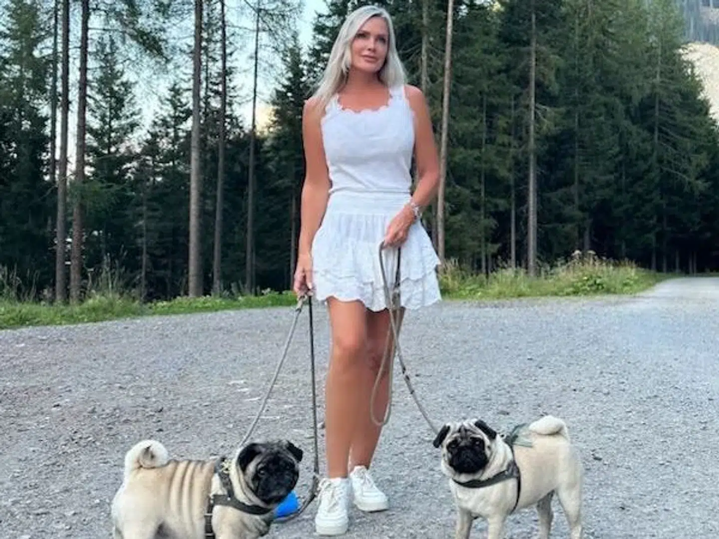 Her ses Janni Ree med sine to hunde i Schweiz, hvor hun lige nu bor hos en veninde, der er gift med en schweizer.