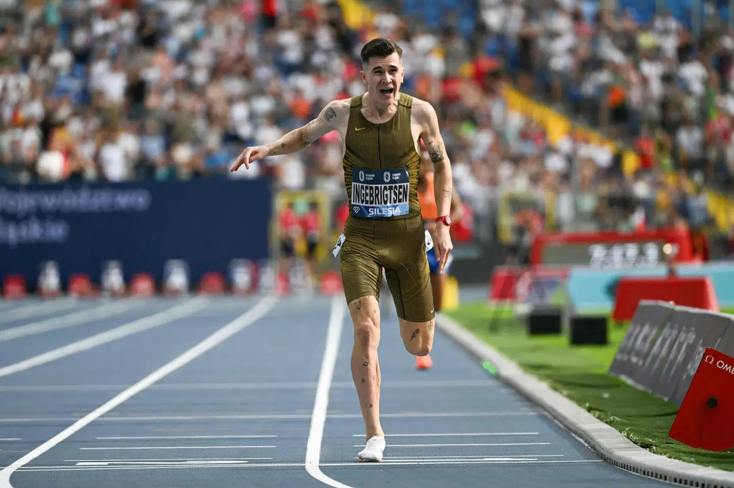 Norske Jakob Ingebrigtsen slog søndag verdensrekorden i 3000-meterløb.