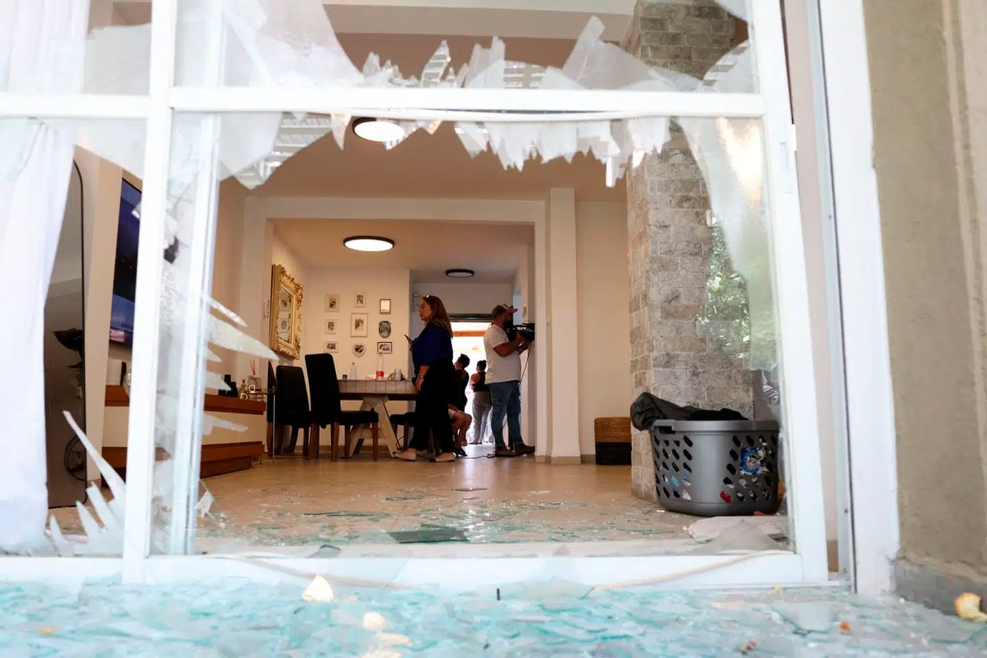 Ødelæggelser i en bolig i den sydlibanesiske by Acre. Byen blev ramt af israelske luftangreb tidligt søndag.