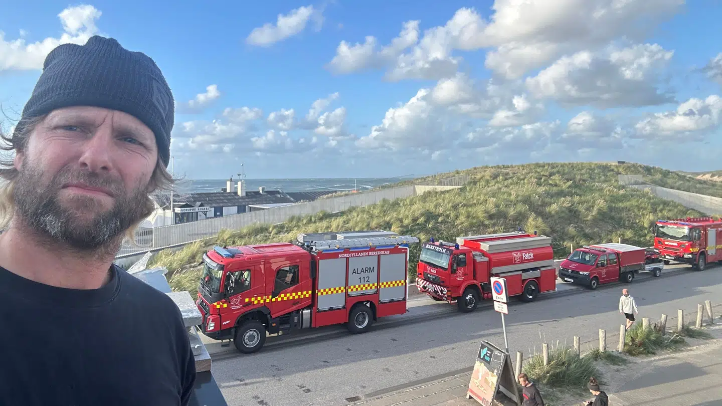 Jesper Kloch har restaurant så tæt på stedet, hvor to drenge søndag blev begravet i sand, at han fra 1. sal kan se de mange biler fra redningsberedskabet.