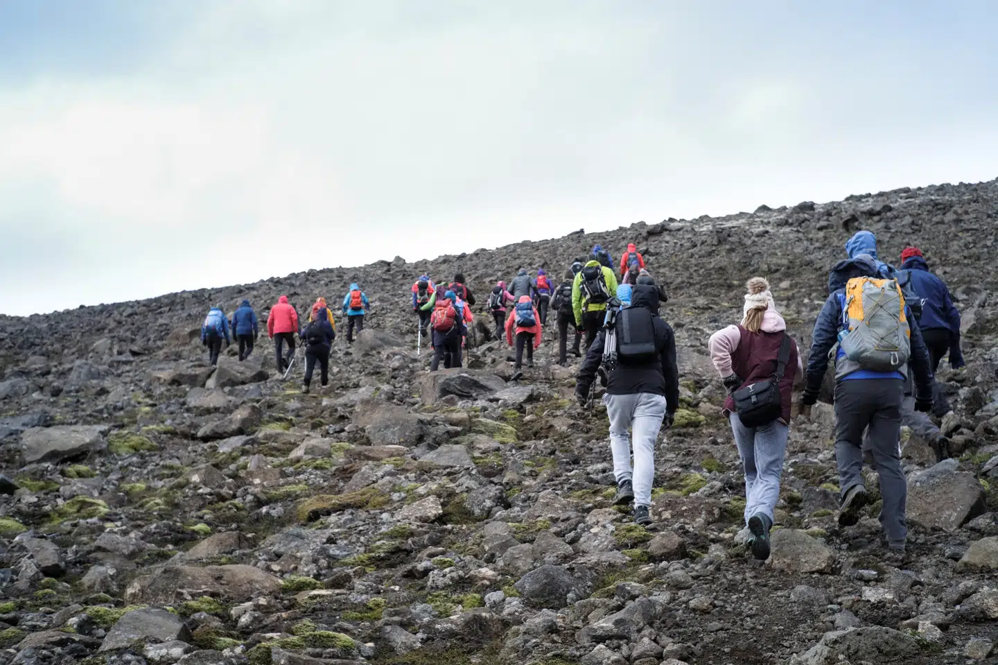 En gruppe på 25 turister og en guide var på tur til gletsjeren Breidamerkurjokull, da en ishule kollapsede. Én person mistede livet, én er alvorligt tilskadekommen, og to er savnet. Billedet er ikke fra Breidamerkurjokull. (Arkivfoto).
