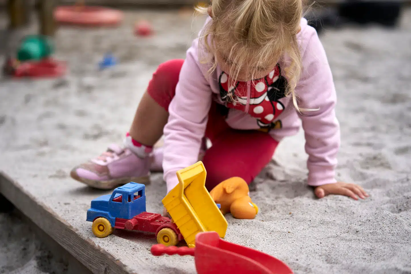 »Familiepolitiske løsninger i en dansk sammenhæng ofte strander netop her i mellemrummet mellem villigheden til de fælles løsninger og en insisteren på, at hverdagen i børnefamilien er den enkelte families ansvar,« skriver Anja Marschall og Sine Penthin Grumløse.