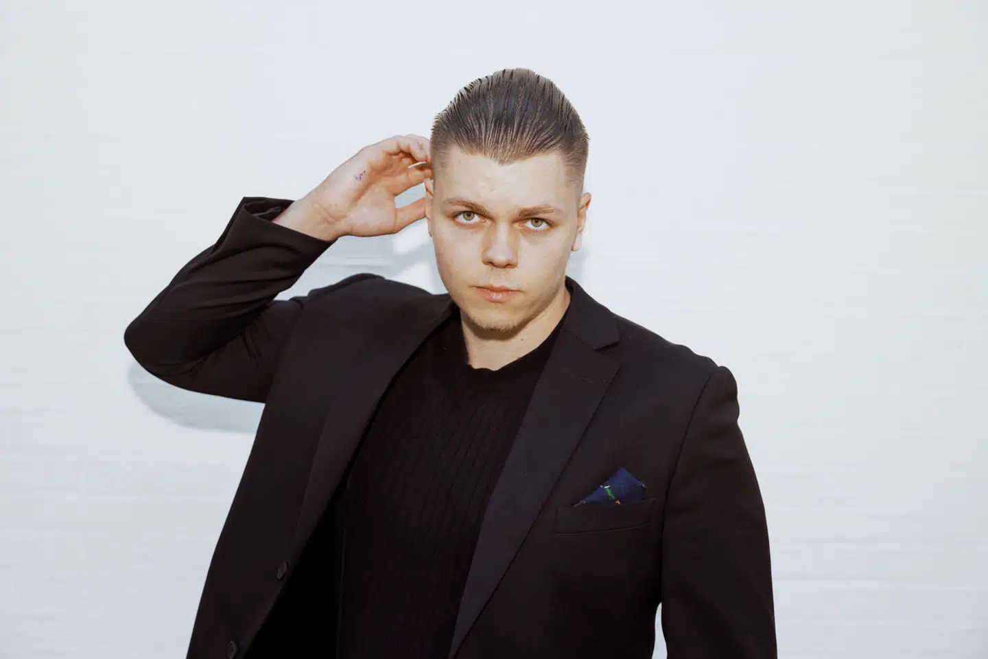 Med debutromanen »Da vi var yngre« er Oliver Lovrenski kommet på den litterære dagsorden. I år gæstede han litteraturfestivalen på Louisiana i Humlebæk, men den opvækst, han er formet af, foregik langt væk fra kulturparnasset.