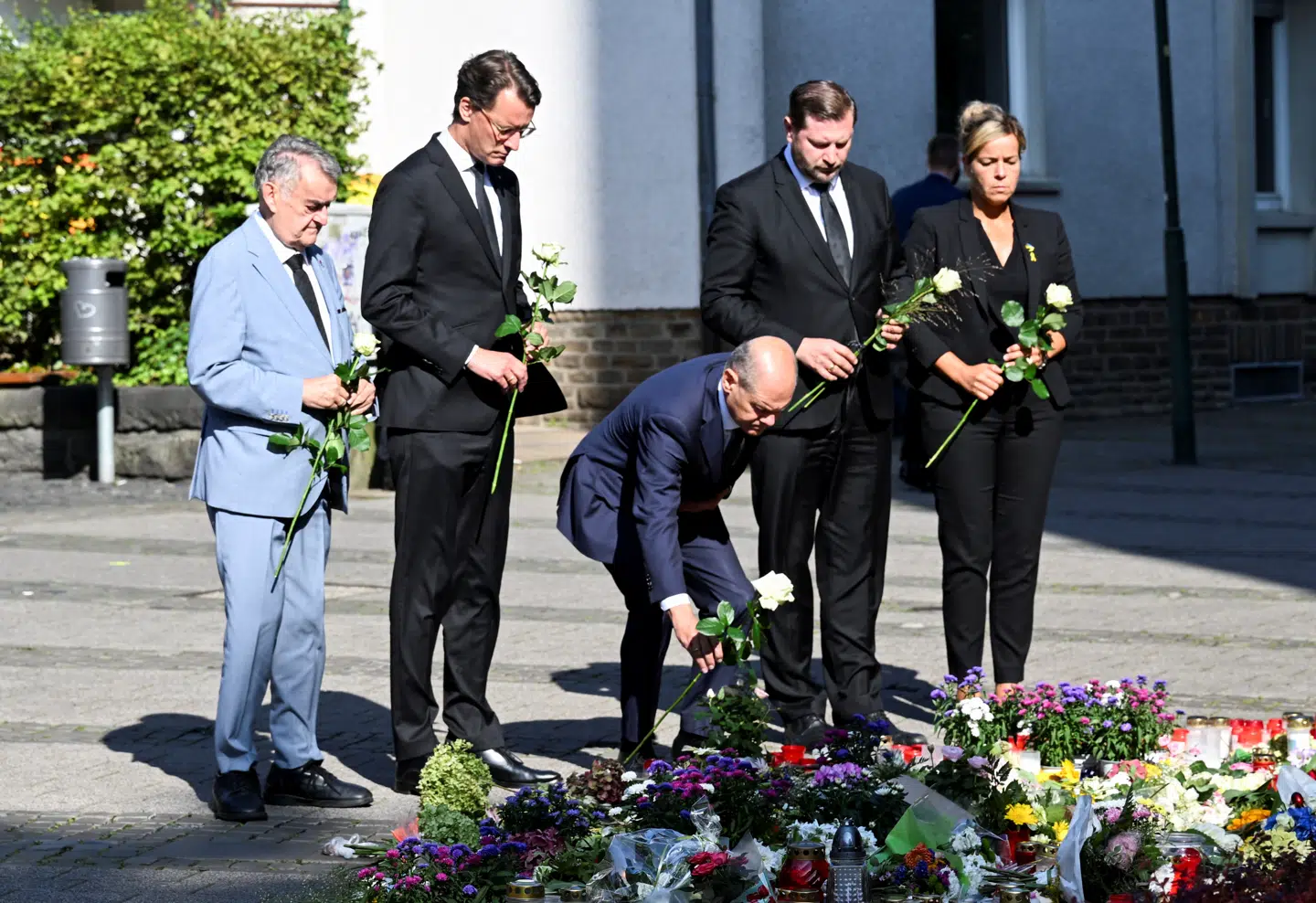 Bundeskansler Olaf Scholz lægger blomster efter tre mennesker blev dræbt i et knivangreb i Solingen. foto: Jana Rodenbusch, Scanpix.