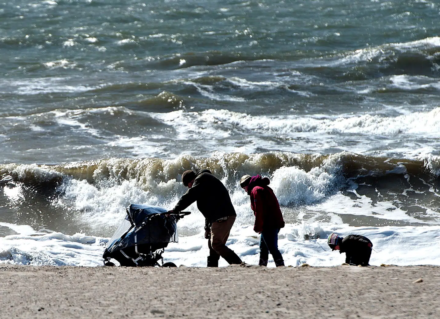 »Er der virkelig nogen, der vælger at stifte familie, fordi de får et par ekstra sygedage, eller udvider familien med et tredje barn, fordi de modtager en check i postkassen? Det virker usandsynligt,« skriver Jes Brinchmann.