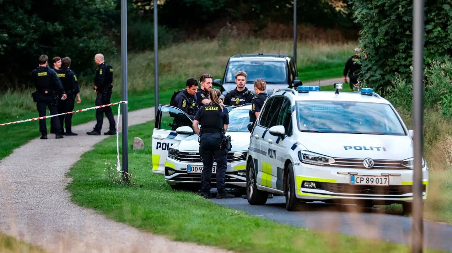 Politiet under anholdelsen af en mand i København efter skyderi. Nu kræver flere politikere åbenhed om gerningsmændenes etnicitet.