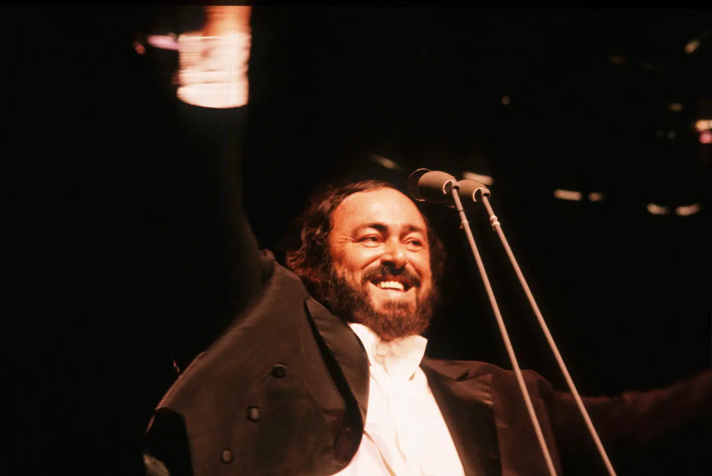 Stjernetenoren Luciano Pavarotti var med til at gøre operaen til populærkultur. Nu prøver DR det samme. Det klæder dem.
