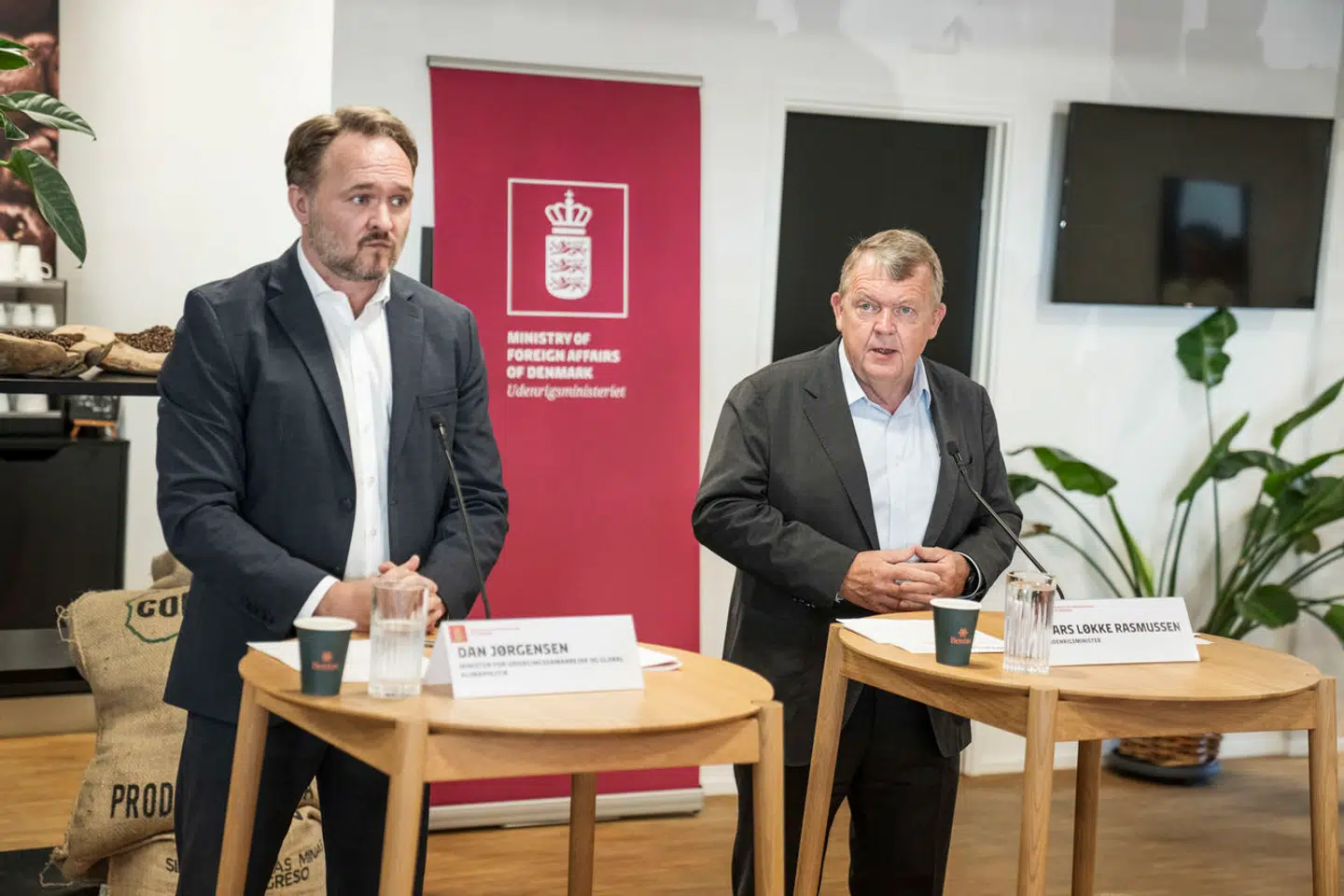 Dan Jørgensen (S) og Lars Løkke Rasmussen (M) vil blandet andet åbne tre nye ambassader i Senegal, Tunesien og Rwanda.