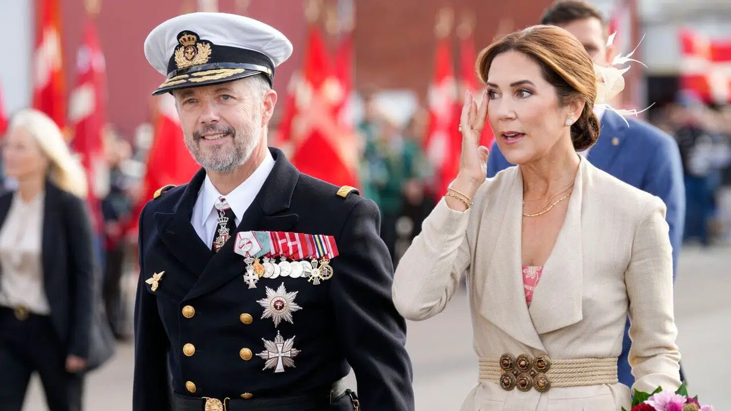 Kong Frederik og dronning Mary kommer ikke engang til at sende en hilsen til deres royale, norske familiemedlemmer, efter prinsesse Märtha Louise i weekenden blev gift med den amerikanske shaman Durek Verrett.