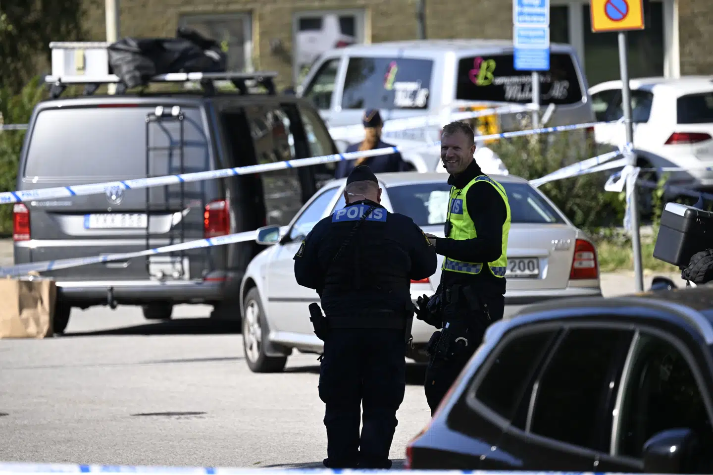 Svensk politi og kriminalteknikere arbejder på det sted i Rosengård i Malmø, hvor en yngre mand mandag eftermiddag er dræbt af skud.