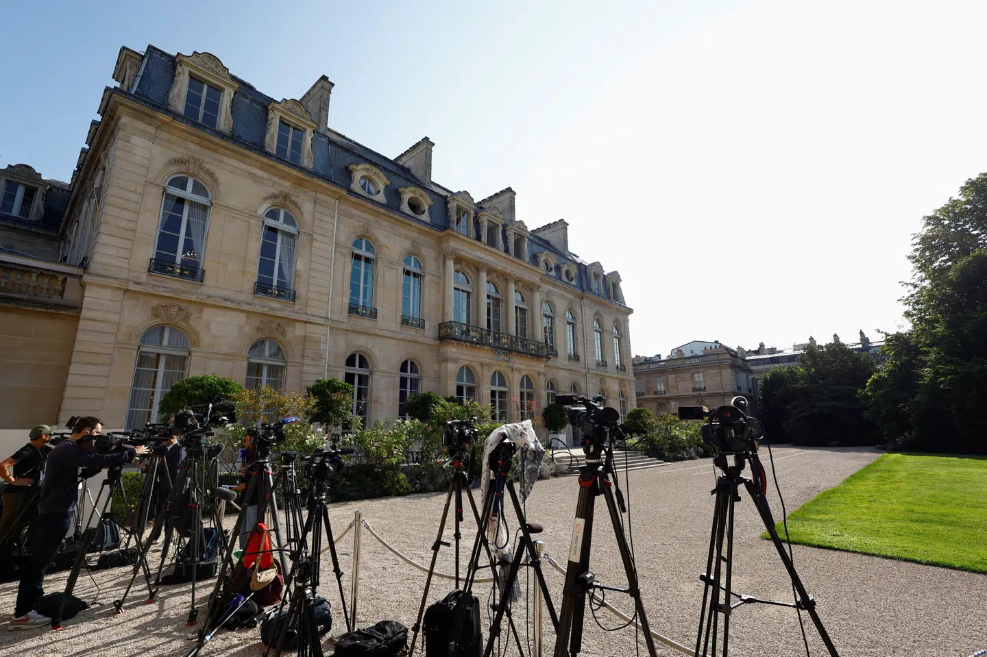 Medierne har taget opstilling udenfor Élysée-palæet, hvor præsident Emmanuel Macron i de seneste dage har holdt møder med de franske partiledere i et forsøg på at finde en ny premierminister og få dannet en regering.