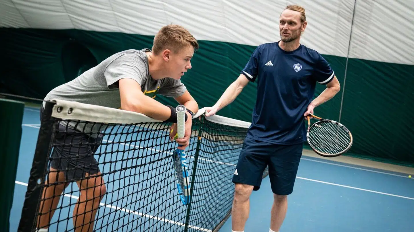 Tennisspiller Holger Rune træner med den tidligere professionelle tennisspiller Kenneth Carlsen, i Hellerup Idræts Klub, torsdag den 5. december 2019.. (Foto: Niels Christian Vilmann/Ritzau Scanpix)