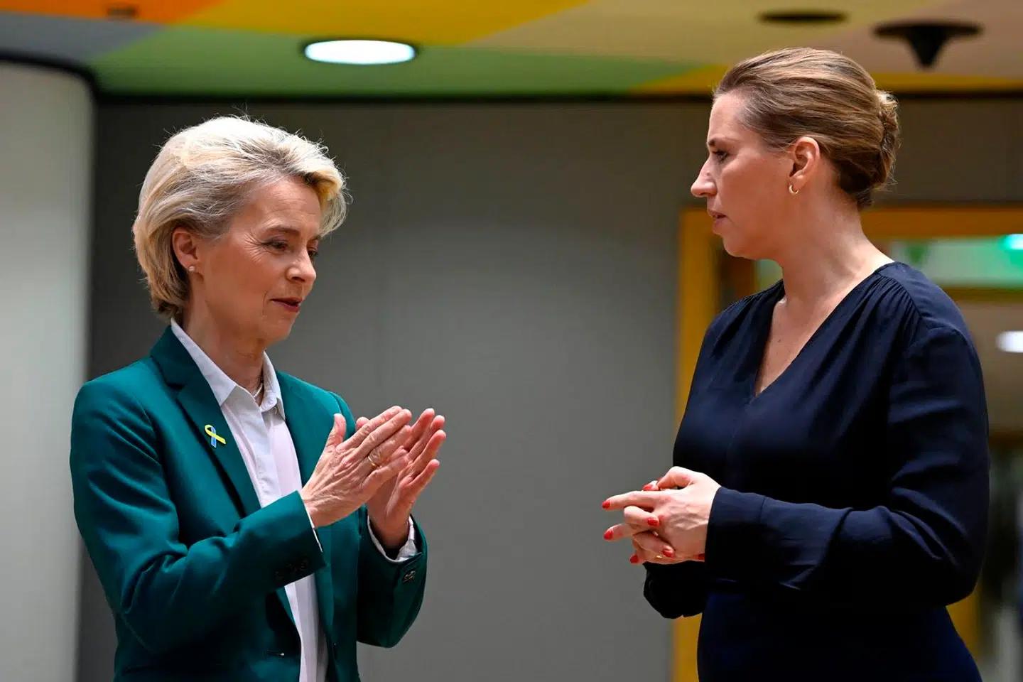 EU-landenes regeringschefer har hidtil ikke vist sig villige til efterleve en klar opfordring fra EUs kommissionsformand, Ursula von der Leyen (til venstre). Det bør statsminister Mette Frederiksen (S) imidlertid, mener flere politikere. Arkivfoto: John Thys/AFP/Ritzau Scanpix