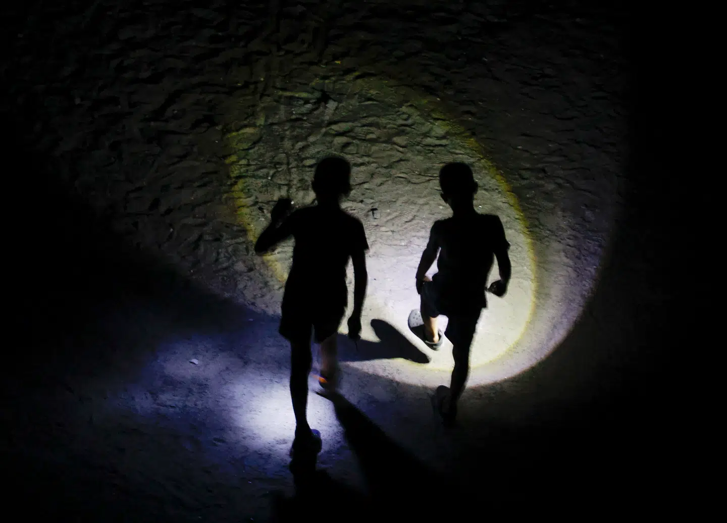 Børn leger i et Kyiv henlagt i mørke efter mandagens russiske bombeangreb. Foto: Sergey Dolzhenko, Scanpix.