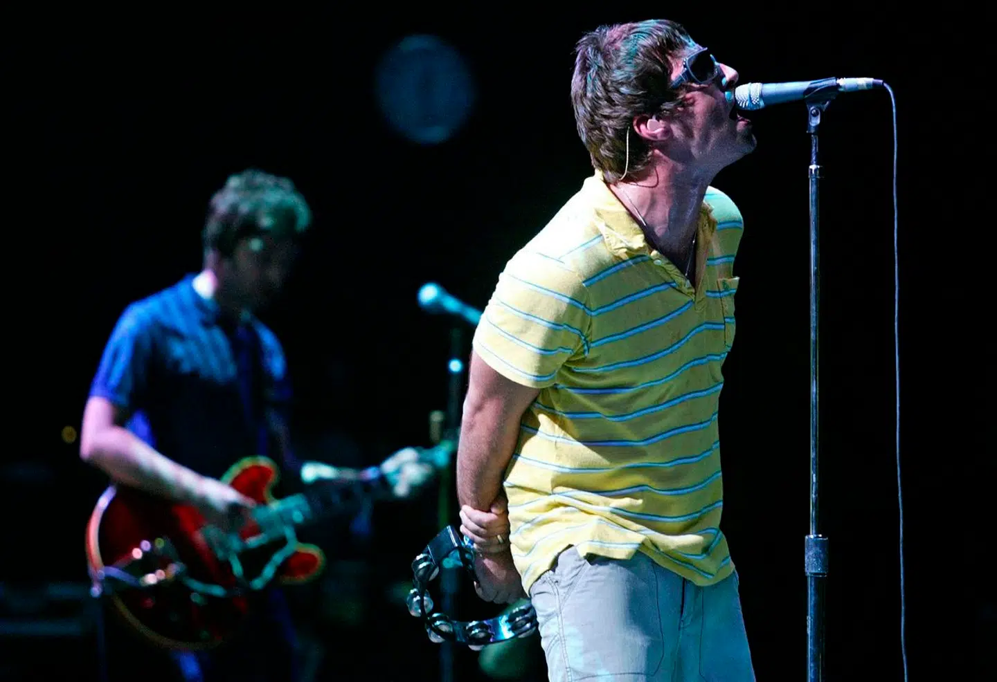 Liam (til højre) og Noel Gallagher på scenen sammen i 2005. De brød med hinanden lige inden en koncert i Paris i 2009, hvor de kom at slås bag scenen.