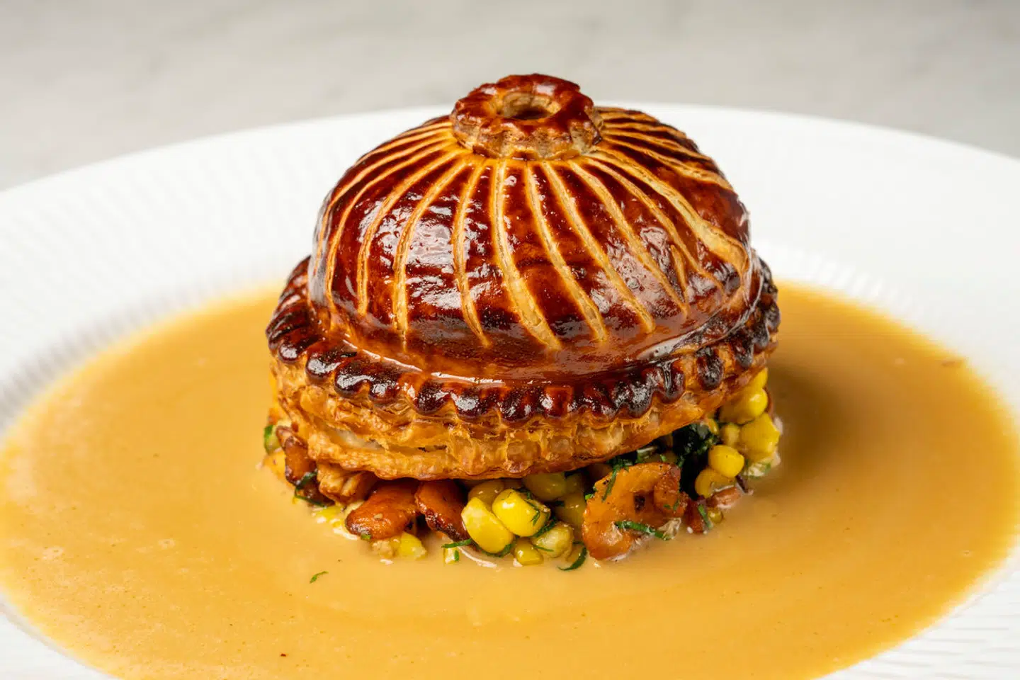 Old school: Salons kyllingpithivier med majs, kantareller og sherrysauce. Ud over den saftige velsmag er en stor del af fornøjelsen at skære den igennem og lade den indestængte velduft vælde ud.