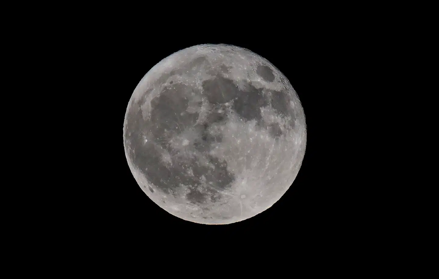 Man skal bruge spejle for at få vand ud af Månens øverste jordlag. Foto: Frederic J. Brown, Scanpix