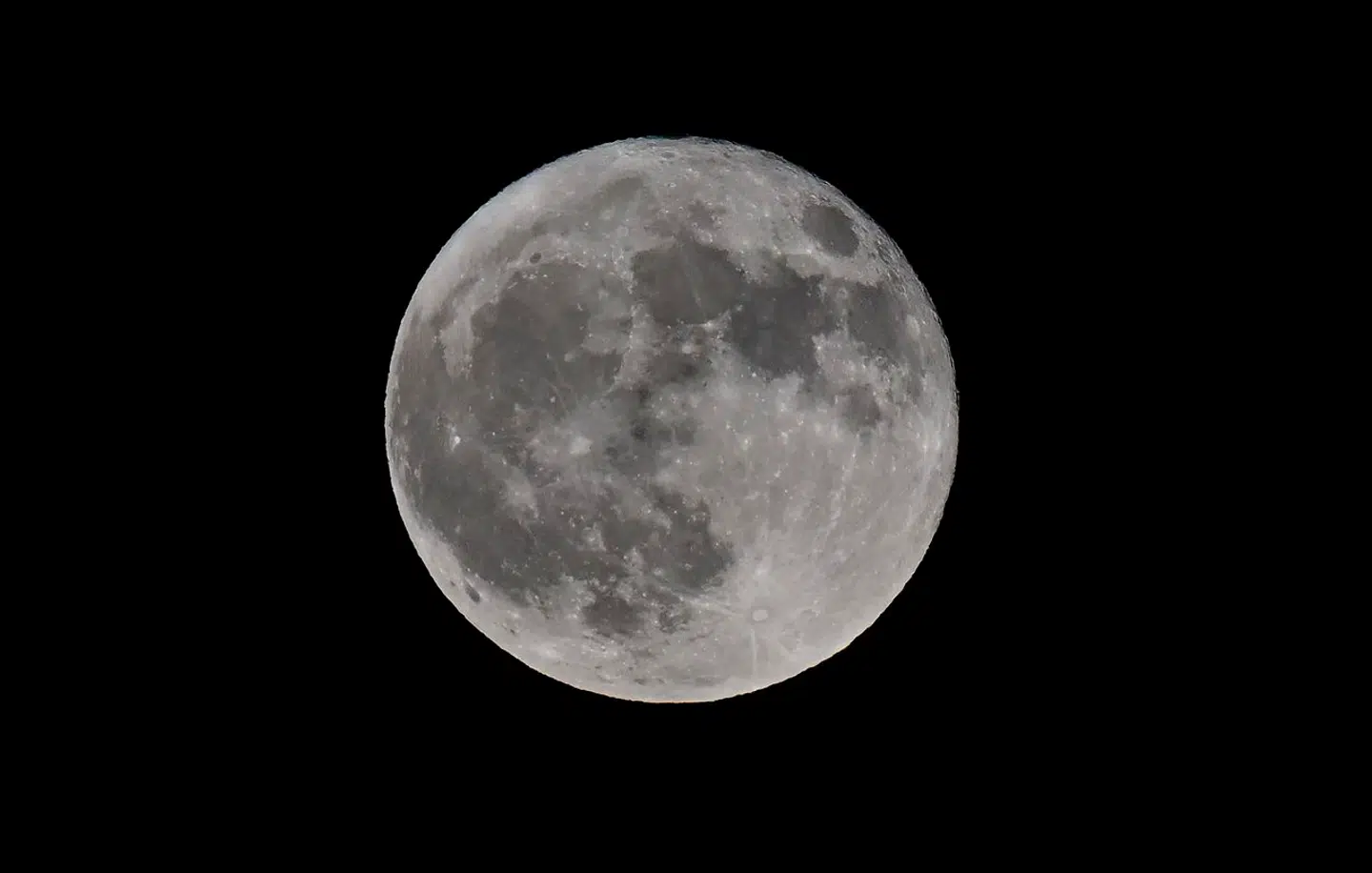 Man skal bruge spejle for at få vand ud af Månens øverste jordlag. Foto: Frederic J. Brown, Scanpix