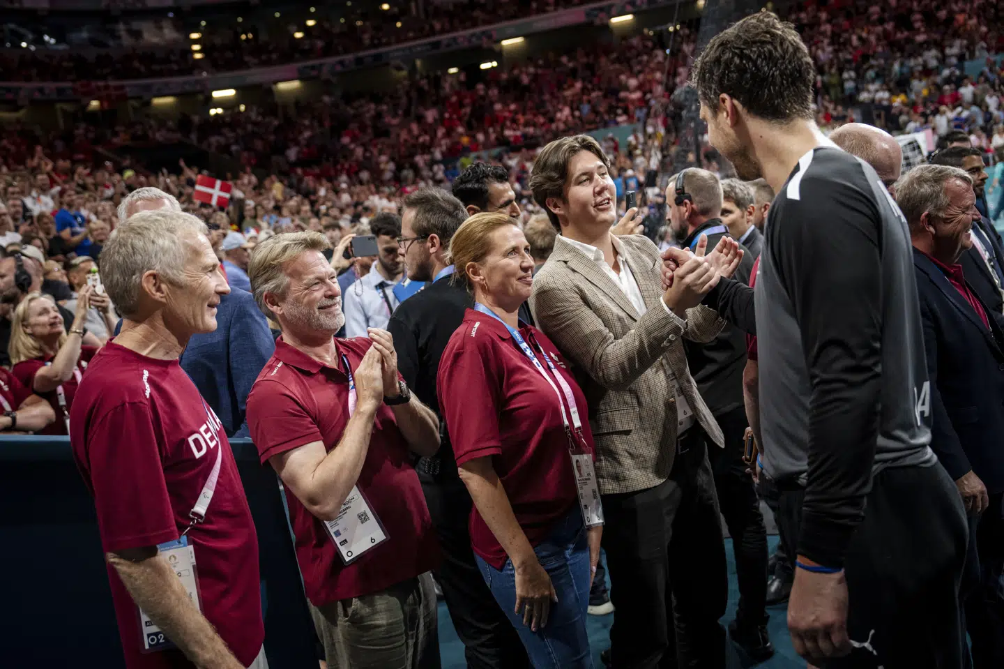 Kronprins Christian hilste på Niklas Landin i Paris, efter at de danske håndboldherrer slog Tyskland i finalen og vandt OL-guld. (Arkivfoto).