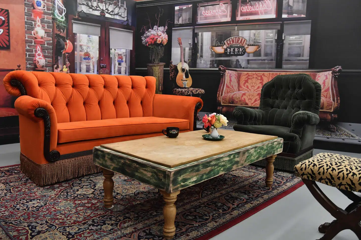 En kopi af den orange sofa fra kaffebaren Central Perk i tv-serien "Venner" kan købes af højestbydende til auktion i anledning af seriens 30-års jubilæum. (Arkivfoto).